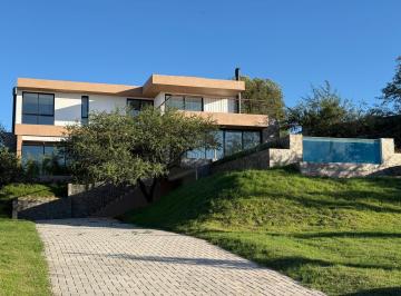 Casa · 475m² · 10 Ambientes · 2 Cocheras · Venta Casa de Categoría en Estancia El Terrón 475 m² Cubiertos Hermosas Vistas!