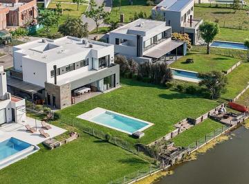Casa · 231m² · 7 Ambientes · Excelente Casa Al Agua, en Canton Norte, 4 Dorm, a Extrenar
