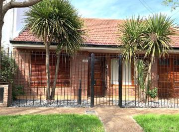 Casa · 90m² · 3 Ambientes · 1 Cochera · Casa en Venta Barrio Parque Luro