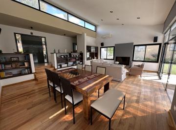 Casa · 209m² · 7 Ambientes · 2 Cocheras · Casa en Venta en El Encuentro, con 2 o 3 Dorm.