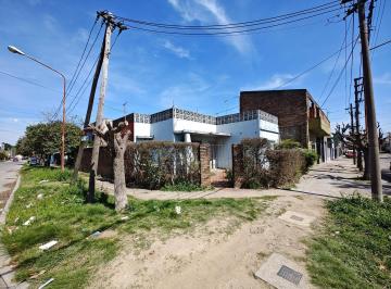 Casa · 110m² · 3 Ambientes · 1 Cochera · Casa en Venta en Isidro Casanova