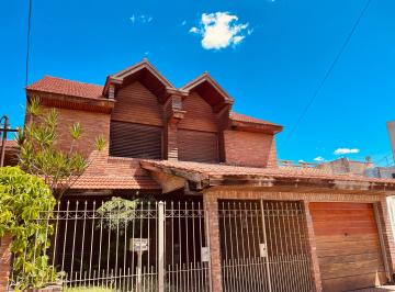 Casa de 5 ambientes, Avellaneda · Venta Casa Wilde Centro 4 Ambientes 2 Cocheras Depto/srevicio 600 m A/crédito