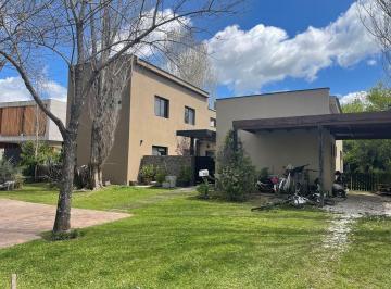 Casa · 190m² · 5 Ambientes · 1 Cochera · Casa Chalet en Alquiler en San Isidro Labrador, Villanueva, Tigre