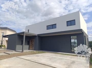 Casa · 220m² · 5 Ambientes · 1 Cochera · Casa en Venta en Islas Al Agua