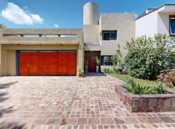 Casa · 370m² · 7 Ambientes · 2 Cocheras · Venta Casa 4 Dorm. 4 Baños / Pileta. Apta Credito Hipotecario