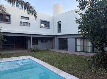 Casa · 370m² · 7 Ambientes · 2 Cocheras · Venta Casa 4 Dorm. 4 Baños / Pileta. Apta Credito Hipotecario
