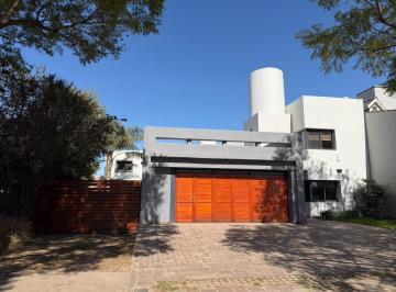 Casa · 370m² · 7 Ambientes · 2 Cocheras · Vendo Casa en Barrio con Seguridad. Apto Credito Jardin Claret 3 Dorm. 4 Baños