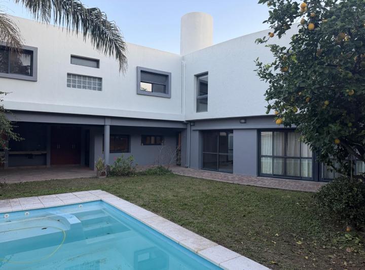 Casa · 370m² · 7 Ambientes · 2 Cocheras