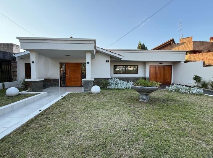Casa · 326m² · 11 Ambientes · 3 Cocheras