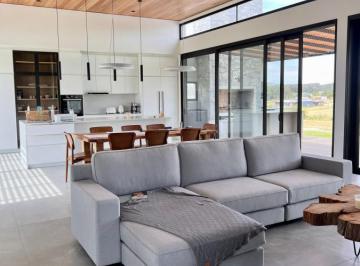 Casa · 230m² · 5 Ambientes · 2 Cocheras · Casa a Estrenar en Pueblomio