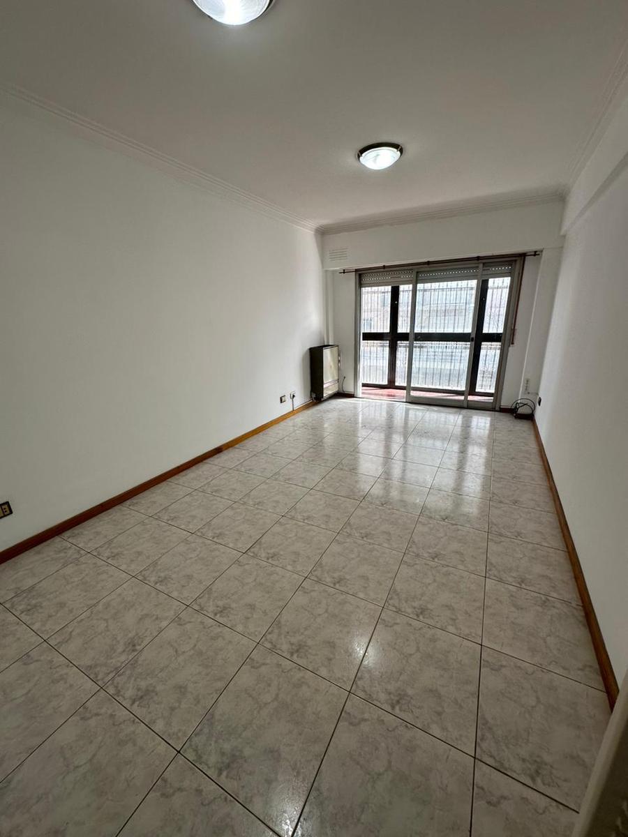 Oportunidad departamento 3 ambientes con dependencia Y cochera doble Santa fe y Colon