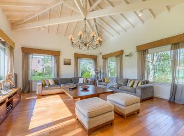 Casa · 550m² · 10 Ambientes · 2 Cocheras · Casa en Venta en Mayling C. C Al Golf