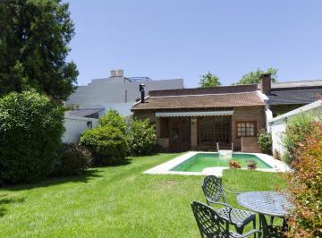 Casa · 265m² · 6 Ambientes · 1 Cochera · Casa 6 Ambientes en Venta. Villa Devoto. Pileta. Jardin. Garage
