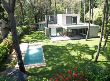 Casa · 320m² · 7 Ambientes · 2 Cocheras · Casa en Venta en Carilo, Costa Atlántica