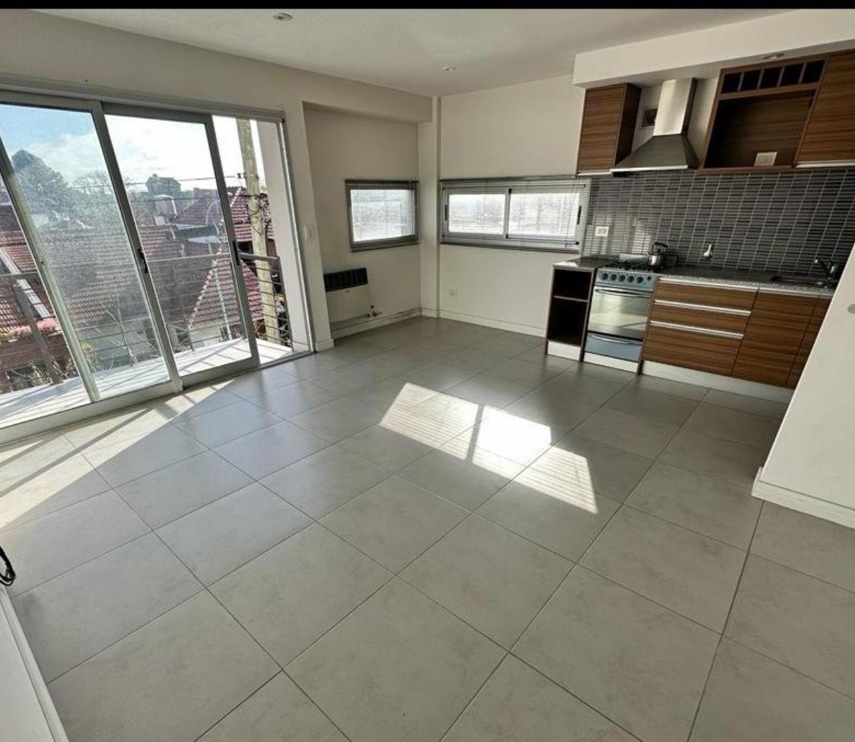 Ofrecemos en venta moderno departamento de dos ambientes a la calle con balcón