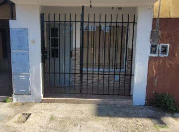 Casa en PH totalmente independiente, al frente, sin expensas. Amplísimo living c · PH Al Frente, Completamente Independiente. San Justo.