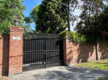 Casa · 250m² · 4 Ambientes · 1 Cochera · Muy Bonita Propiedad Sobre Lote Doble, con Casa Principal y Secundaria