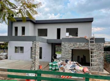Casa de 5 ambientes, Escobar · Casa en Venta - 4 Dorm. 3 Baños - 297 m - Escobar