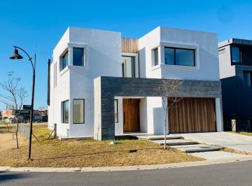 Casa · 950m² · 6 Ambientes · 2 Cocheras · Excelente Residencia de 2 Plantas a Estrenar