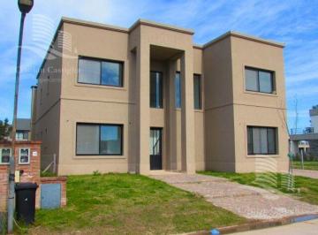 Casa · 302m² · 8 Ambientes · 2 Cocheras · Venta - Casa de 6 Ambientes - Galería, Jardín en Laguna Grande, Villa Nueva
