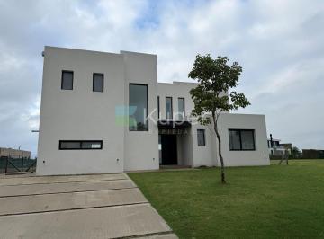 Casa · 202m² · 5 Ambientes · 2 Cocheras · Casa en Venta Ubicado en Riberas, Puertos, Escobar