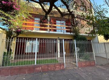 Casa de 6 ambientes, Tres de Febrero · Excelente Casa en Dos Plantas