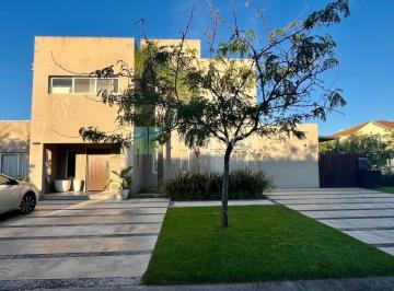 Casa · 230m² · 5 Ambientes · 2 Cocheras · Casa en Venta Ubicado en Santa Barbara, Tigre, G. B. a. Zona Norte