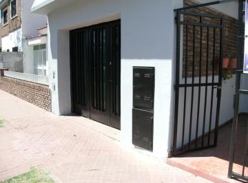 Casa · 91m² · 3 Ambientes · 1 Cochera · Casa de 2 Dorm.