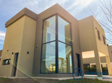 Casa de 4 ambientes, Esteban Echeverría · Casa en Venta en Santa Ines Canning