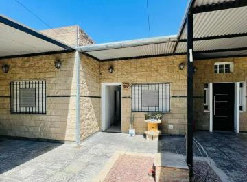Casa · 181m² · 6 Ambientes · 2 Cocheras · Venta 2 Casas en Lote Propio Patio Parrilla Cochera en San Vicente.