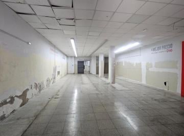 Local comercial · 240m² · 4 Ambientes · Amplio Local Sobre Av Saenz Hecho a Nuevo