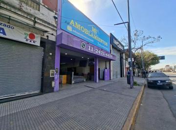 Local comercial · 240m² · 4 Ambientes · Amplio Local Sobre Av Saenz Hecho a Nuevo