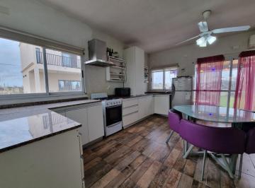Casa · 83m² · 3 Ambientes · 1 Cochera · Hermosa Casa en Venta 3 Ambientes Doomselar Chico con Pileta