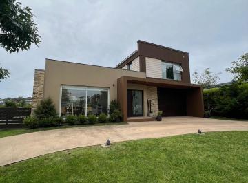 Casa · 295m² · 4 Ambientes · 2 Cocheras · Casa - Arenas del Sur