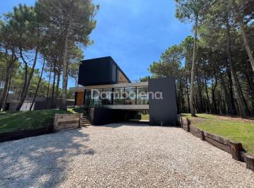 Casa · 240m² · 3 Ambientes · Casa en Venta en Brisas, Villarobles, Pinamar