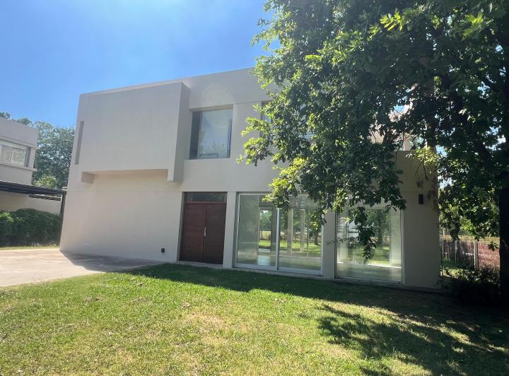 Casa · 220m² · 4 Ambientes · 2 Cocheras