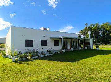 Casa · 100m² · 3 Dormitorios · 3 Cocheras · Casa en Barrio Privado Quiloaza de 3 Dorm, 2baños, Living Comedor, Jardin.