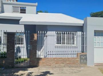 Casa · 96m² · 6 Ambientes · 1 Cochera · Casa en Venta 3 Dorm. y Cochera