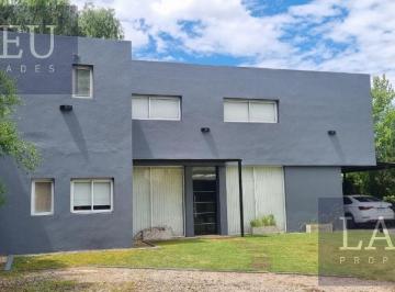Casa · 200m² · 5 Ambientes · 2 Cocheras · Casa en Venta - El Recodo
