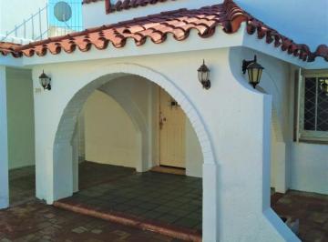 Casa · 245m² · 5 Ambientes · 1 Cochera · Venta - Casa de 4 Dorm. - Carmelo - Zona Centro
