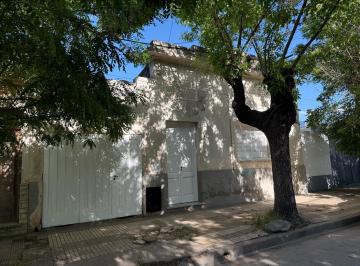 Casa · 141m² · 4 Ambientes · 1 Cochera · Casa en Lobos