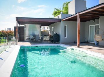 Casa · 240m² · 6 Ambientes · 2 Cocheras · Importante Propiedad en Country Golf La Carolina