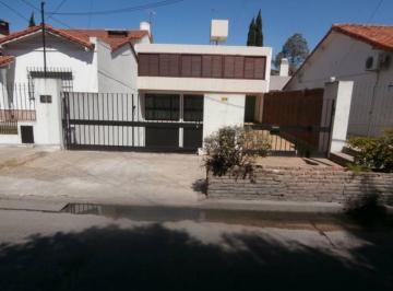 Casa · 130m² · 3 Dormitorios · 2 Cocheras · Vendo Casa Americana con Fondo y Piscina