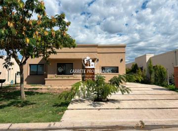 Casa de 4 ambientes, Pilar · Casa Moderna en Una Planta. Lote Central con Fondo a Verde. Santa Elena.