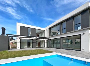 Casa · 290m² · 4 Ambientes · Casa con Piscina en Rumencó Joven