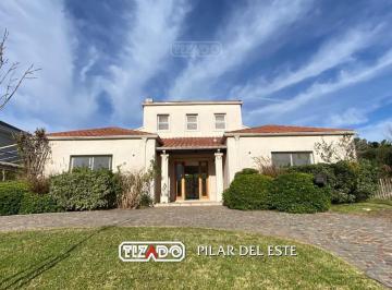 Casa · 180m² · 4 Ambientes · Casa en Venta en Los Jazmines, Pilar del Este, Pilar