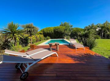Casa · 260m² · 7 Ambientes · 1 Cochera · Casa en Santa Juana