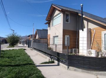 Casa de 4 ambientes, Esquel · Casa Nueva. en Esquel. Pileta Natación. con Patio, Quincho y Estacionamiento.