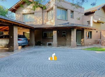 Casa · 391m² · 6 Ambientes · 2 Cocheras · Casa en Venta en Lomas de La Carolina