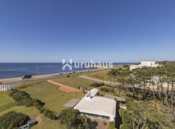 Foto1 · Venta Apartamento Tres Dorm. y Dependencia Punta del Este Playa Mansa Edificio Poseidon Laguna
